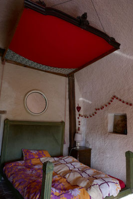 Zimmer 4 (Baldachinzimmer): 1 franz. Doppelbett, 1 Einzelbett. Geteiltes Bad mit Dusche/WC.