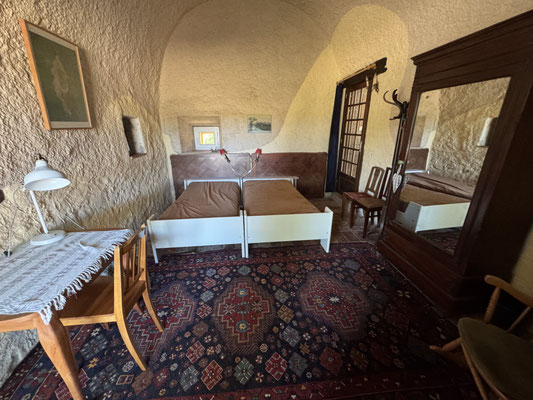 Zimmer 3: 1 Doppelbett, Schreibtisch. Geteiltes Bad mit Badewanne/WC.