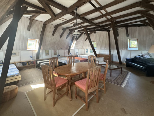 Südturm Oben (Dachzimmer): 5 Einzelbetten, Sofa und Tisch. Eigenes Bad mit Dusche und WC, Aufenthaltsraum.
