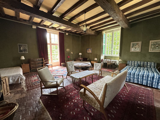 Südturm Mitte: 1 Doppelbett, 2 franz. Doppelbetten, Schreibtische und Lounge. Eigenes Bad mit Badewanne/WC. 