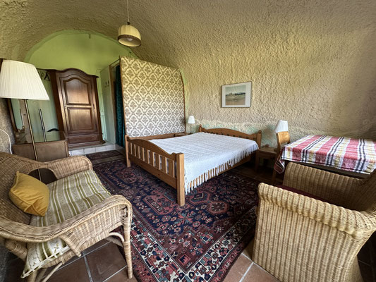 Zimmer 1: franz. Doppelbett, Schreibtisch. Eigenes Bad mit Dusche/WC.