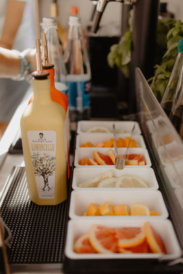 Detailaufnahme der mobilen Bar von Secco Princess mit Limoncello, frischen Zitrusfrüchten und Aperitif Zutaten – hochwertige Drink Zubereitung auf einem Firmenevent in Hessen, stilvolles Bar Setup für Corporate Event, Sommerfest oder Firmenfeier.