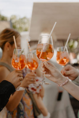 Anstoßen mit Secco Gläsern auf einem Firmenevent in Hessen – Mitarbeiter feiern gemeinsam bei einer Firmenfeier mit mobiler Bar, emotionale Stimmung und Secco Princess als verbindendes Highlight auf Corporate Event oder Sommerfest.