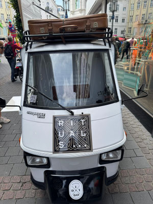Weiße Secco Ape von Secco Princess als DIY Bar bei einem Rituals Marken Event – mobile Bar Lösung für Firmenfeier, Promotion Event oder Corporate Event in der Innenstadt.