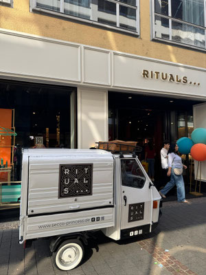 Secco Princess Secco Ape vor dem Rituals Store in der Innenstadt bei einem Marken Event – mobile Bar für Firmen Event, Promotion Event oder Corporate Event mit hoher Sichtbarkeit und Laufkundschaft.
