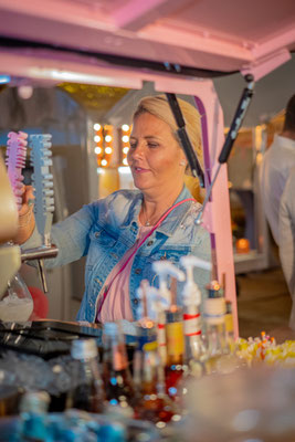 Servicekraft zapft Getränk an der mobilen Secco Ape bei einem Event – lockere Begegnungssituation zur Verlängerung der Verweildauer und qualitativen Leadgewinnung