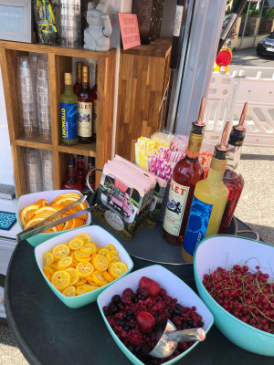 Mobile Secco Ape mit frischen Früchten, Spirituosen und Branding Elementen – Beispiel für erlebnisorientiertes Standkonzept zur Leadgenerierung auf Messen