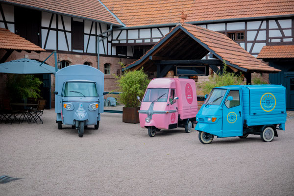 Mobile Secco Apen von Secco Princess in verschiedenen Farben auf einem Firmenevent in Hessen – stilvolle mobile Bar als Highlight für Sommerfest, Firmenfeier und Corporate Event im Innenhof einer Eventlocation.
