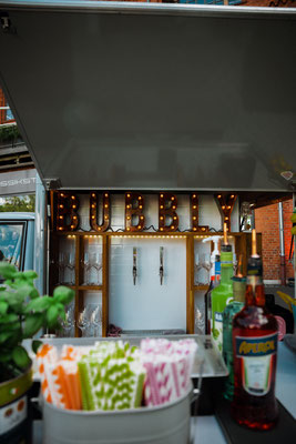 Detailansicht der mobilen Bar von Secco Princess mit leuchtendem BUBBLY Schriftzug – stilvolles Bar Setup als Highlight auf einem Firmenevent, Sommerfest oder Corporate Event.