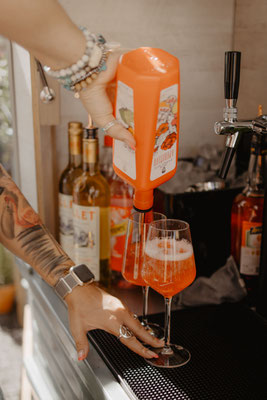 Zubereitung eines Spritz Drinks an der mobilen Bar der Secco Princess – frischer Secco Cocktail als Highlight auf einem Firmenevent in Hessen, detailreiche Aufnahme vom Ausschank auf der Secco Ape bei Corporate Event oder Sommerfest.