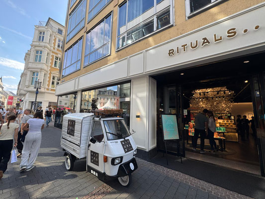 Mobile Secco Ape von Secco Princess vor einem Rituals Store – stilvolle Event Lösung für Marken Event, Promotion Aktion oder Firmenfeier, mobile Bar als Highlight für Corporate Events.