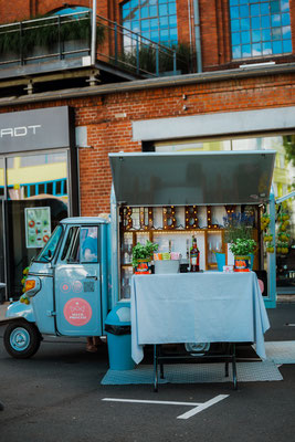 Mobile Secco Ape von Secco Princess bei einem Firmenevent in der Klassikstadt Frankfurt – stilvolle mobile Bar als Highlight für Corporate Event, Sommerfest oder After Work Event in besonderer Location