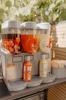 Slush Maschine für Aperitif Drinks auf einem Firmenevent in Hessen – gefrorene Spritz Aperitifs als besonderes Highlight auf Sommerfest oder Corporate Event, stilvolle Getränkelösung von Secco Princess für Firmenfeiern.