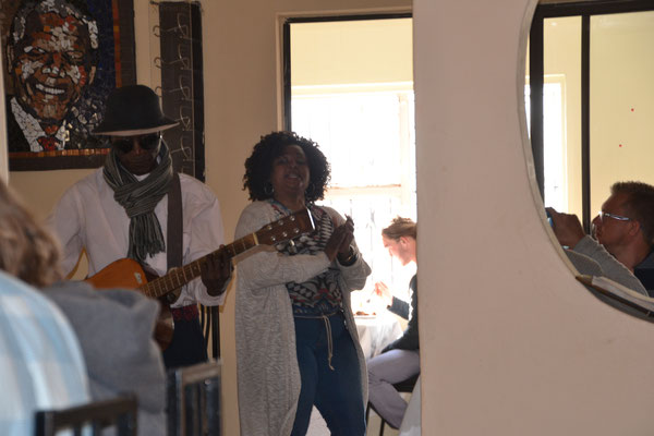Lunch en muziek bij Robby's Place , Soweto
