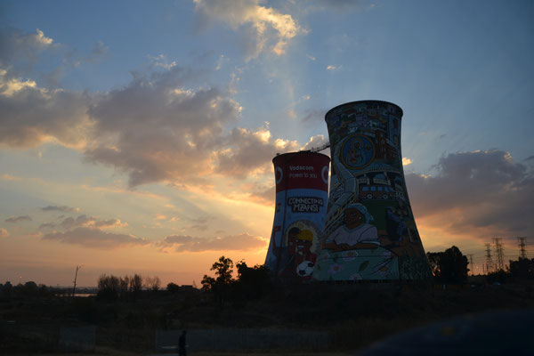 Koeltorens bij zonsondergang, Soweto