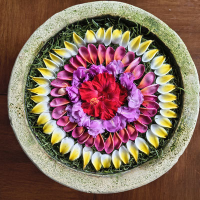 prachtige decoratie van exotische bloemen in de lobby van het hotel