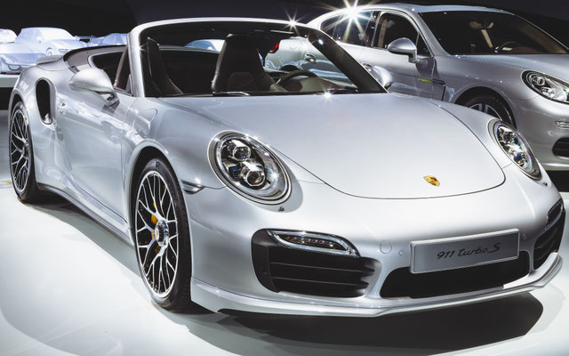 Porsche 911 Turbo S im Porschepavillon, fotografiert 2014 für die Unternehmenskommunikation der Autostadt