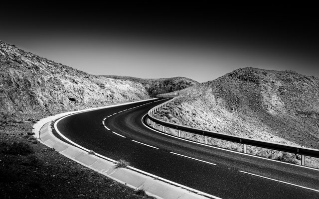Serpentinen auf Fuerteventura, Schwarzweißfotografie