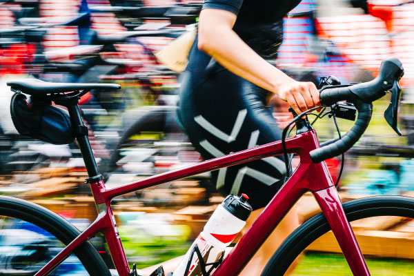 Radfahrer beim Triathlon Wolfenbüttel 2026 – Panning-Aufnahme von Sportfotograf Sebastian Bisch
