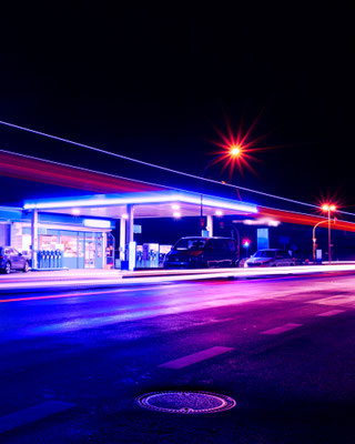 Eine Tankstelle in Wolfsburg Vorsfelde bei Nacht, fotografiert 2024