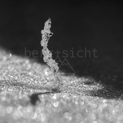 eine beinahe bizzare Eisfigur: elegante Dame mit Hut, die Hände auf dem Rücken verschränkt (real ca. 8-10cm hoch)