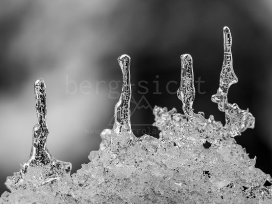 winzige Eiszapfen umgekehrt (real ca. 1-3 cm)