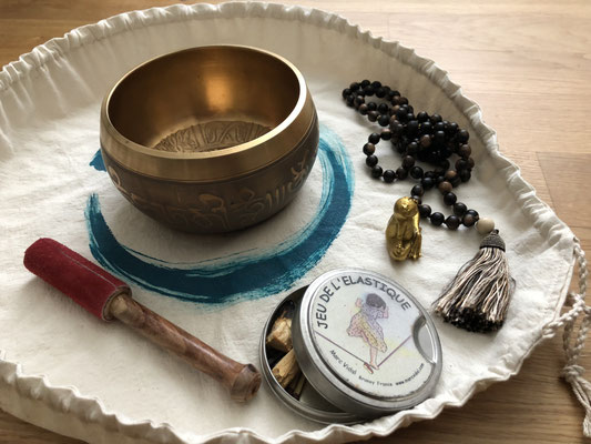 Altar 2go von yogawerkart, Altar für unterwegs für Yogalehrerinnen und Yogalehrer, Decke für Klangschale und co. wird zur Tasche