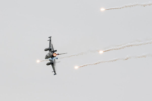 F-16 met flares
