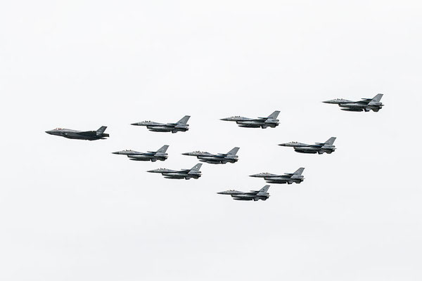 JFS F-35 met F-16 vliegtuigen erachter