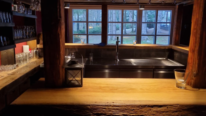 Der Tresen mit Fenster zum Wäldchen