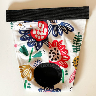 weiß mit Blumenzeichnung