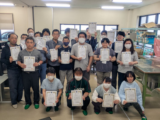 修了証書を手に並ぶ一同　1枚目