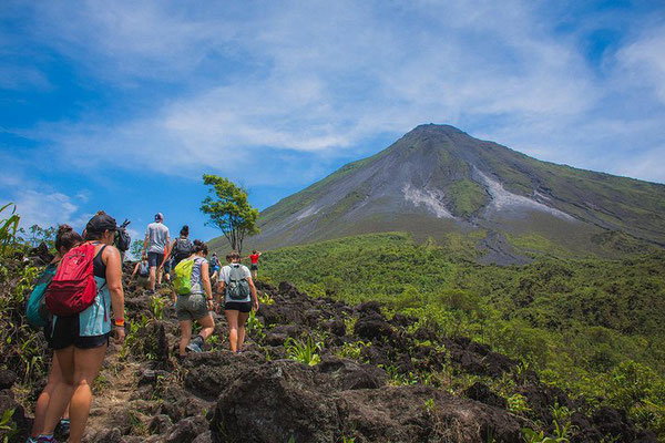 Caminando por las coladas de lava