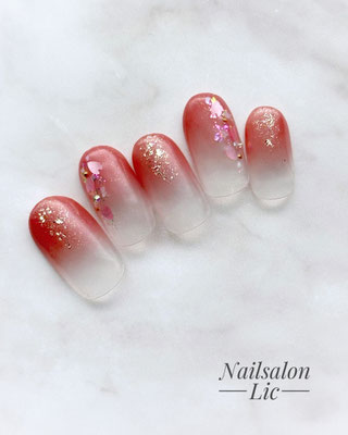 コーラルピンクに桜の花びらが舞うオフィス向けネイル