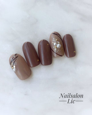 ブラウンカラーにチョコレート風アート
