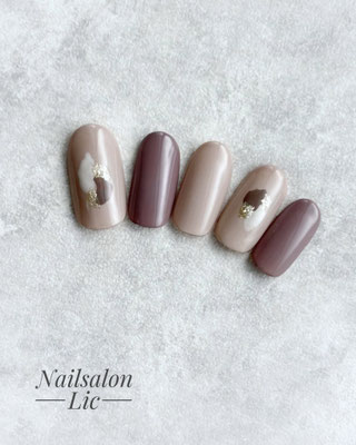 くすみカラーのニュアンスネイル