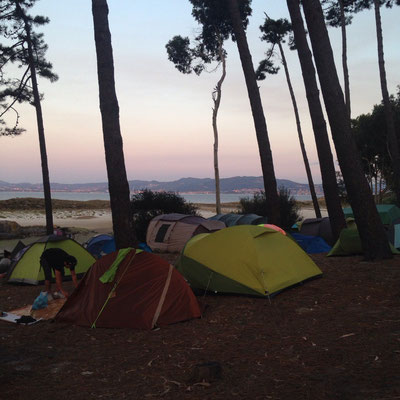 Der Campingplatz liegt direkt an einer kleinen Lagune und überblickt die Playa de Rodas.