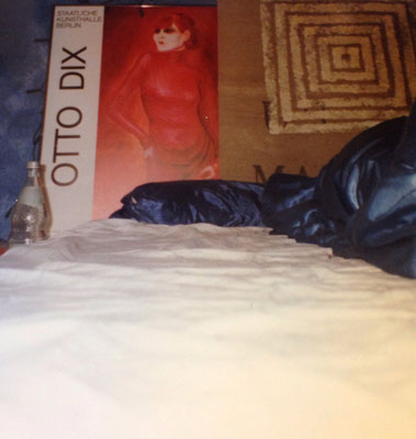 Mein Bett als Teenager. Aus irgendeinem Grund blaue Satin-Bettwäsche.