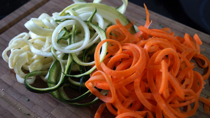 Zucchini und Karotten in Spiralen