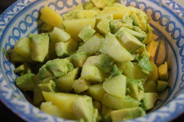 Kartoffeln und Avocado würfeln
