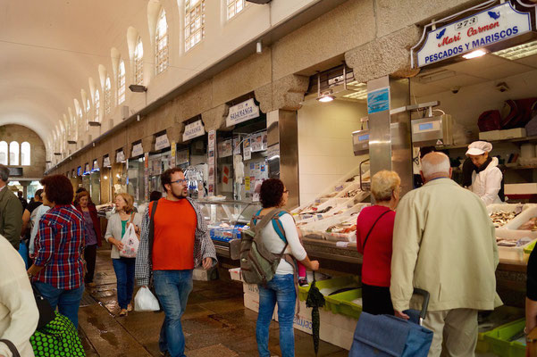 Touristen und Einheimische drängen durch den Markt.