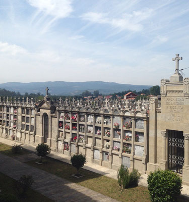 Ein Friedhof entlang des Weges mit wunderschönen Gräbern, die das Tal überblicken.