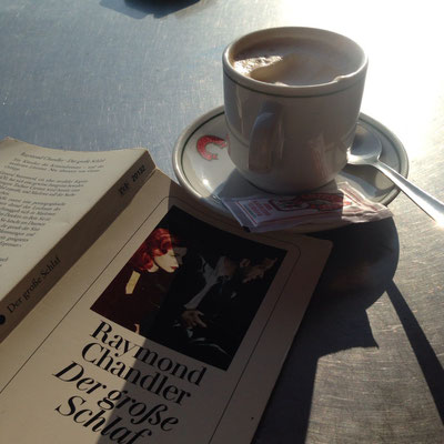 Ein Café doble con leche in der Morgensonne – und ein passables Buch.
