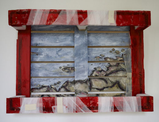 A.P.-MS0060 - versehrt - 2017 - Palette - Acrylfarbe, Holz, Mull, Heftpflaster - 47x66,5x14 cm (c) Palder, tOG-Düsseldorf (1)