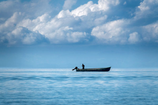 Fischerboot auf dem Lago de Izabal, Guatemala · © Olaf Bruhn 2025