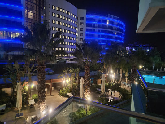 Lara by night ons uitzicht