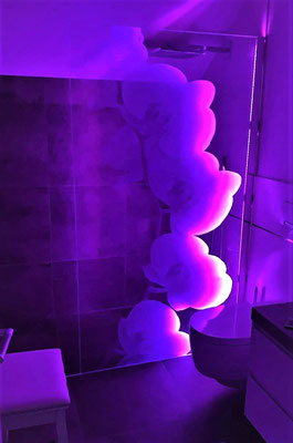 Duschglaswand mit Lasermotiv und LED-Beleuchtung