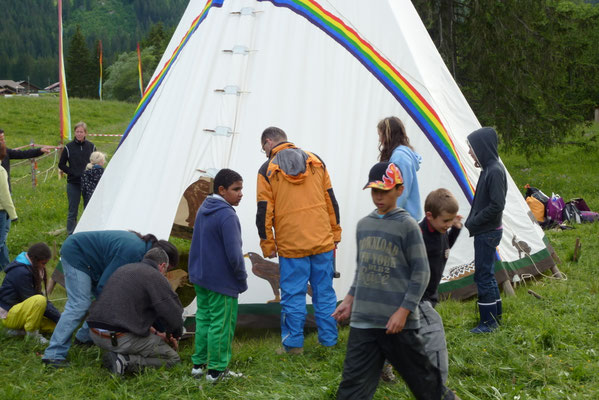 Pflocken des Tipis