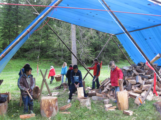Holz spalten fürs Tipi-Feuer