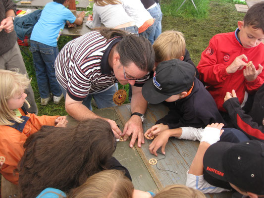 Anferteigen der Lagerabzeichen 
